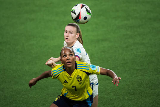 Madelen Janogy of Sweden and Allegra Poljak of Serbia