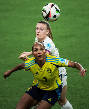 Madelen Janogy of Sweden and Allegra Poljak of Serbia