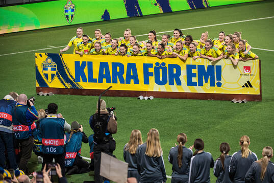 Players of Sweden celebrate with a sign ”Klara för EM!”