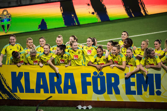 Players of Sweden celebrate with a sign ”Klara för EM!”