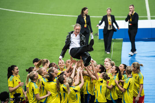 Players of Sweden and Caroline Seger