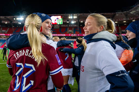 Ada Hegerberg, Guro Bergsvand and players of Norway