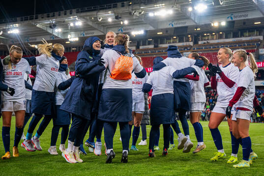 Caroline Graham Hansen, Guro Bergsvand and players of