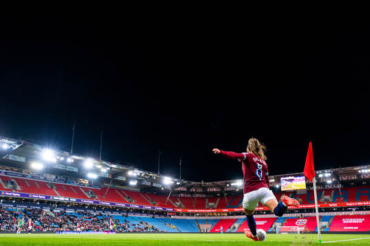 Vilde Bøe Risa of Norway takes a corner kick