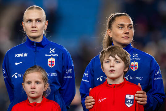 Karina Sævik and Vilde Bøe Risa of Norway line up
