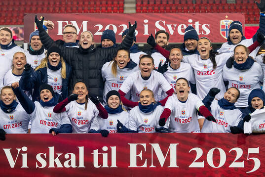 Head coach Gemma Grainger, players and staff of Norway
