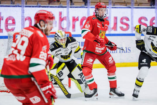 Västerås målvakt Rasmus Korhonen och Moras Kalle Kratz
