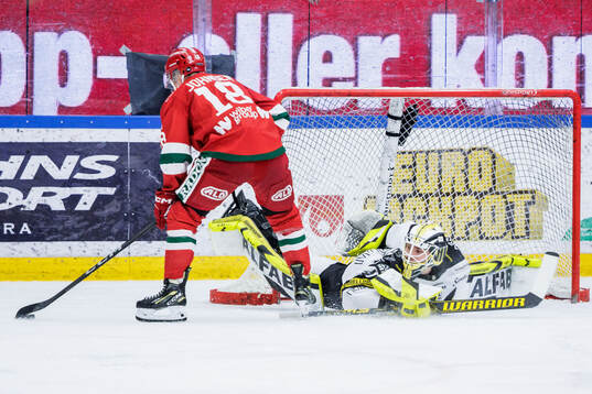 Moras Martin Johnsen gör 1-0 på Västerås målvakt