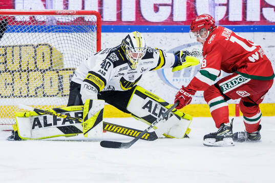Moras Martin Johnsen gör 1-0 på Västerås målvakt