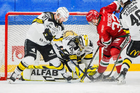 Västerås Erik Flood och målvakt Rasmus Korhonen och