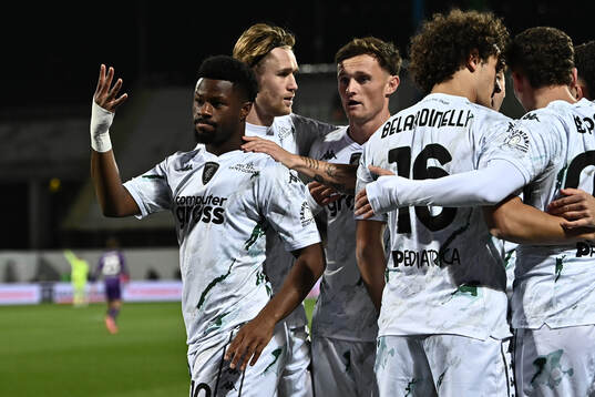 Emmanuel Ekong of Empoli celebrates