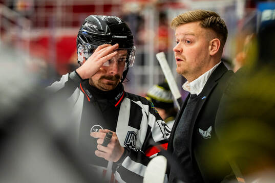 Domare Filip Granrud och Västerås tränare Niklas