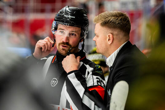 Domare Filip Granrud och Västerås tränare Niklas