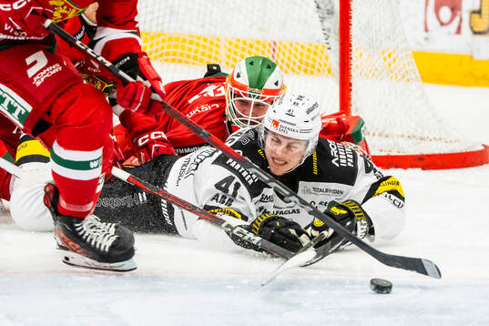 Västerås Simon Zether och Moras målvakt Topias Leinonen