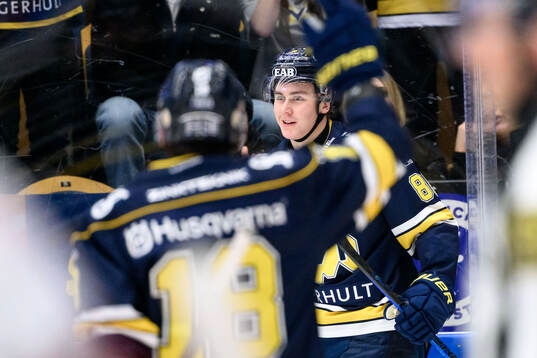 HV71s Herman Träff jublar
