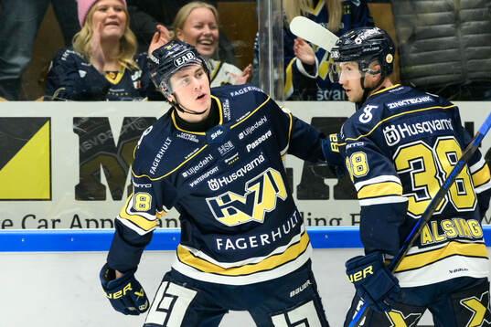 HV71s Herman Träff och Olle Alsing jublar