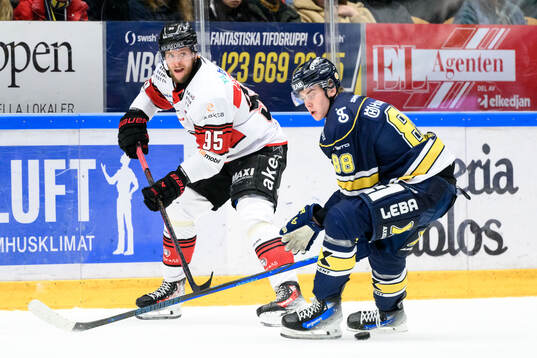 Malmö Redhawks Carl Persson och HV71s Herman Träff