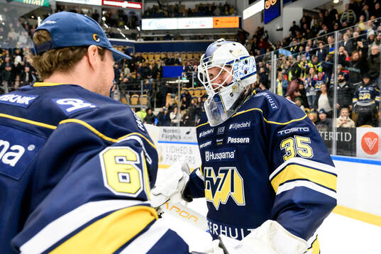 HV71s målvakt Olof Glifford jublar