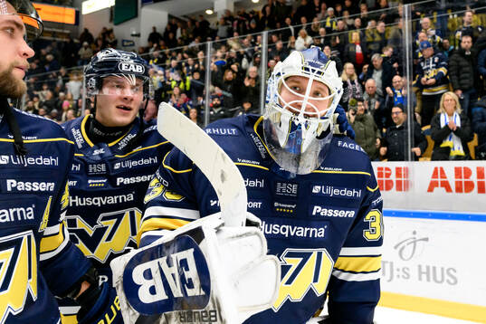HV71s målvakt Olof Glifford jublar