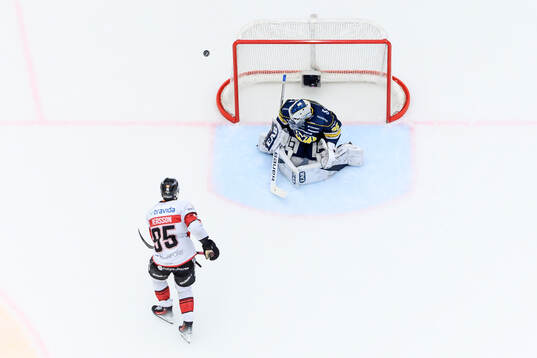 HV71s målvakt Olof Glifford räddar en straff från Malmö