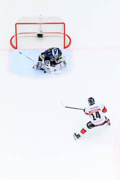 HV71s målvakt Olof Glifford räddar en straff från Malmö