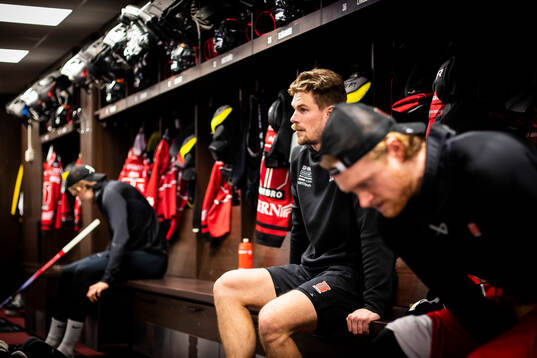 Örebros Emil Larsson i omklädningsrummet