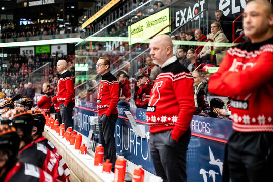 Örebros tränare Niklas Eriksson med jultröja