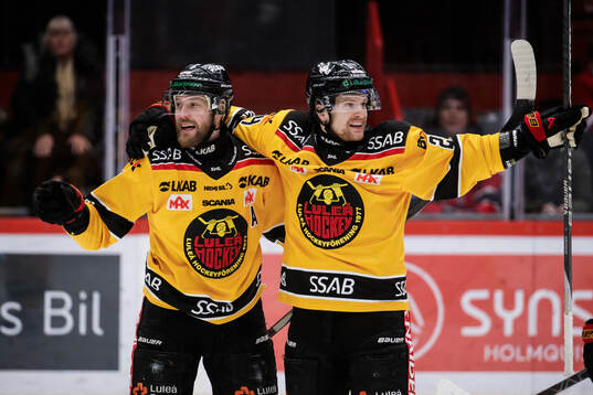 Luleås Linus Omark och Brendan Shinnimin jublar