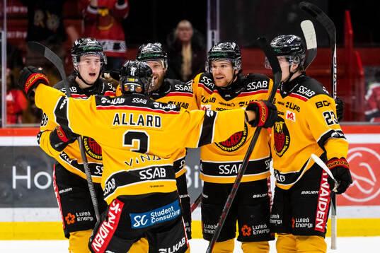 Luleås Linus Omark gör 1-2 och jublar med Brendan