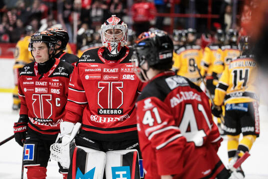 Örebros Glenn Gustafsson och målvakt Jonas Arntzen deppar