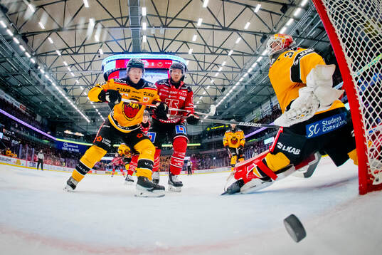 Örebros Patrik Karlkvist gör 2-2 på Luleås målvakt