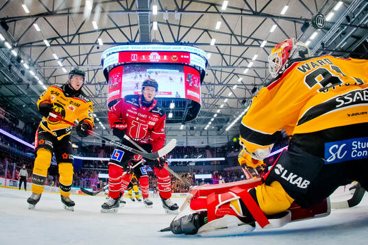 Örebros Patrik Karlkvist gör 2-2 på Luleås målvakt