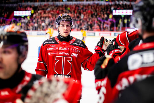 Örebros Peetro Seppälä jublar vid 1-1
