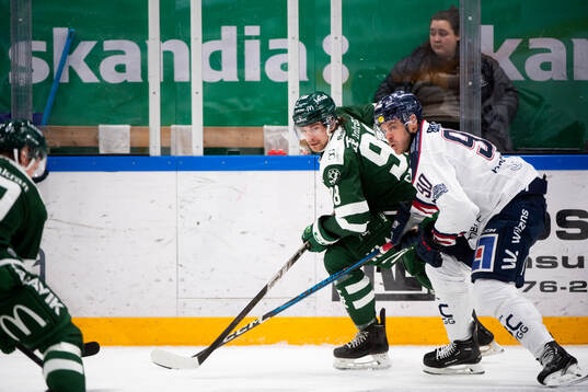 Färjestads Emil Alba och Linköpings Lance Bouma