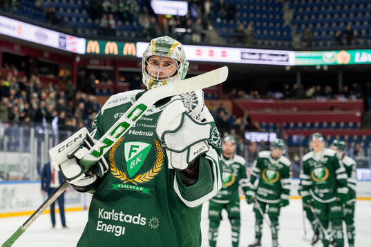 Färjestads målvakt Damian Clara jublar