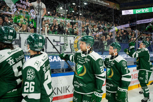 Färjestads spelare jublar med supportar