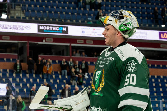 Färjestads målvakt Damian Clara jublar