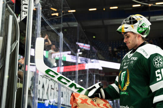 Färjestads målvakt Damian Clara jublar