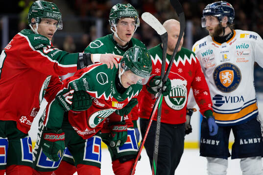 Frölundas Max Friberg leds av isen skadad