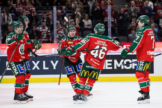 Frölundas Arttu Ruotsalainen jublar med lagkamrater