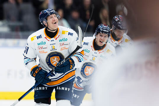 Växjös Emil Sylvegård jublar