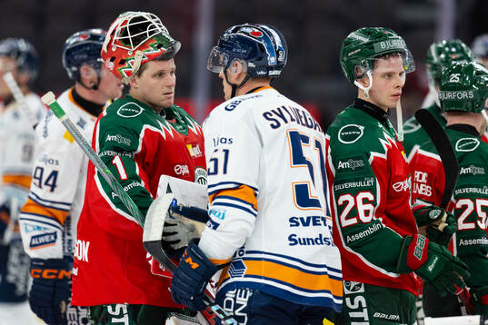 Frölundas målvakt Lars Johansson och Isac Heens  deppar