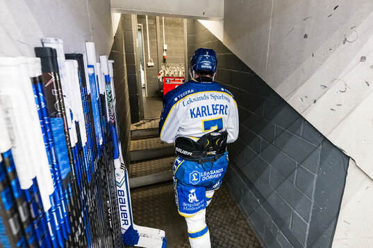 Leksands Marcus Karlberg lämnar isen skadad