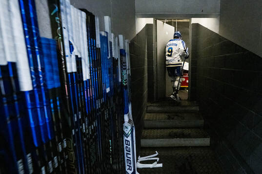 Leksands Patrik Zackrisson lämnar isen