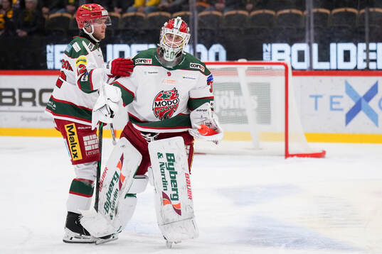 Modos Oscar Pettersson och målvakt Lassi Lehtinen deppar