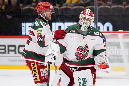 Modos Oscar Pettersson och målvakt Lassi Lehtinen deppar