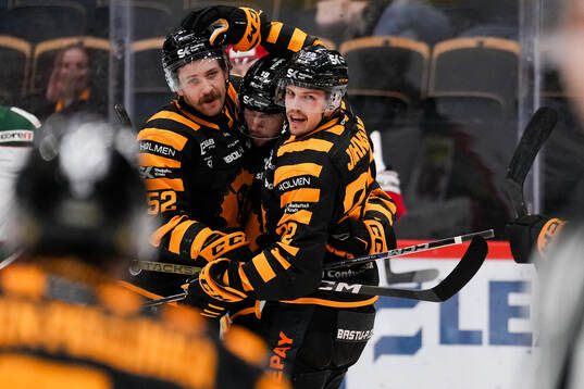 Skellefteås Arvid Lundberg och Jonathan Johnson jublar