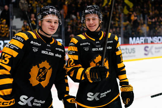 Skellefteås Zeb Forsfjäll och Valter Lindberg jublar