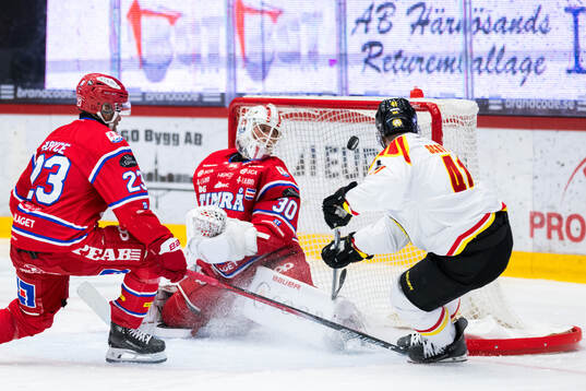 Brynäs Greg Scott och Timrås målvakt Jacob Johansson
