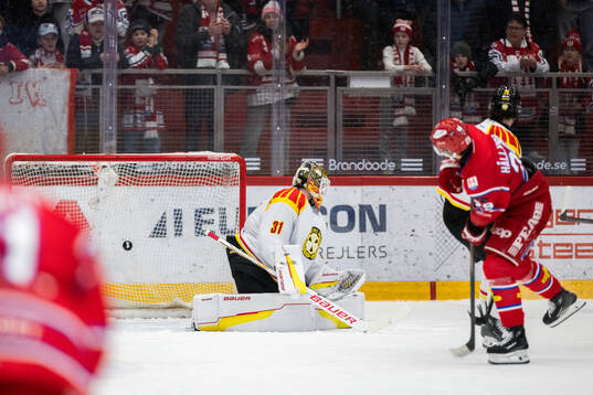 Timrås Filip Hållander gör 1-2 målet bakom Brynäs